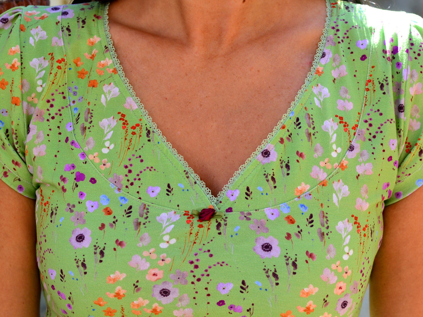 SALE > S & M & L Jersey Shirt GUNDULA grün Blumen Rose Rüschen