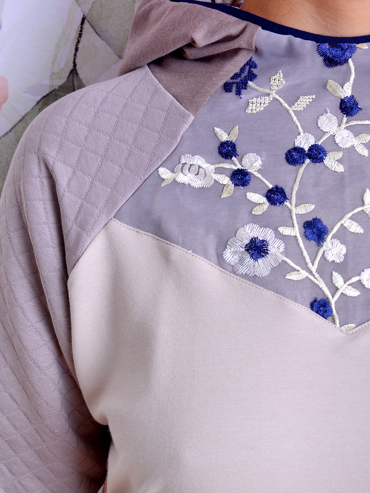 Kapuzenshirt CLARA beige Blumen Spitze grau Raglanärmel Hoodie von STADTKIND POTSDAM